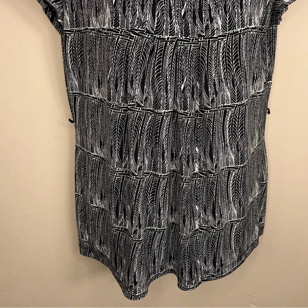 SMALL EAST 5th BLACK WHITE SHORT SLEEVE TOP FEATHER PRINT STRETCH